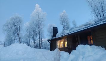 Mysig fjällstuga i vacker fjällmiljö