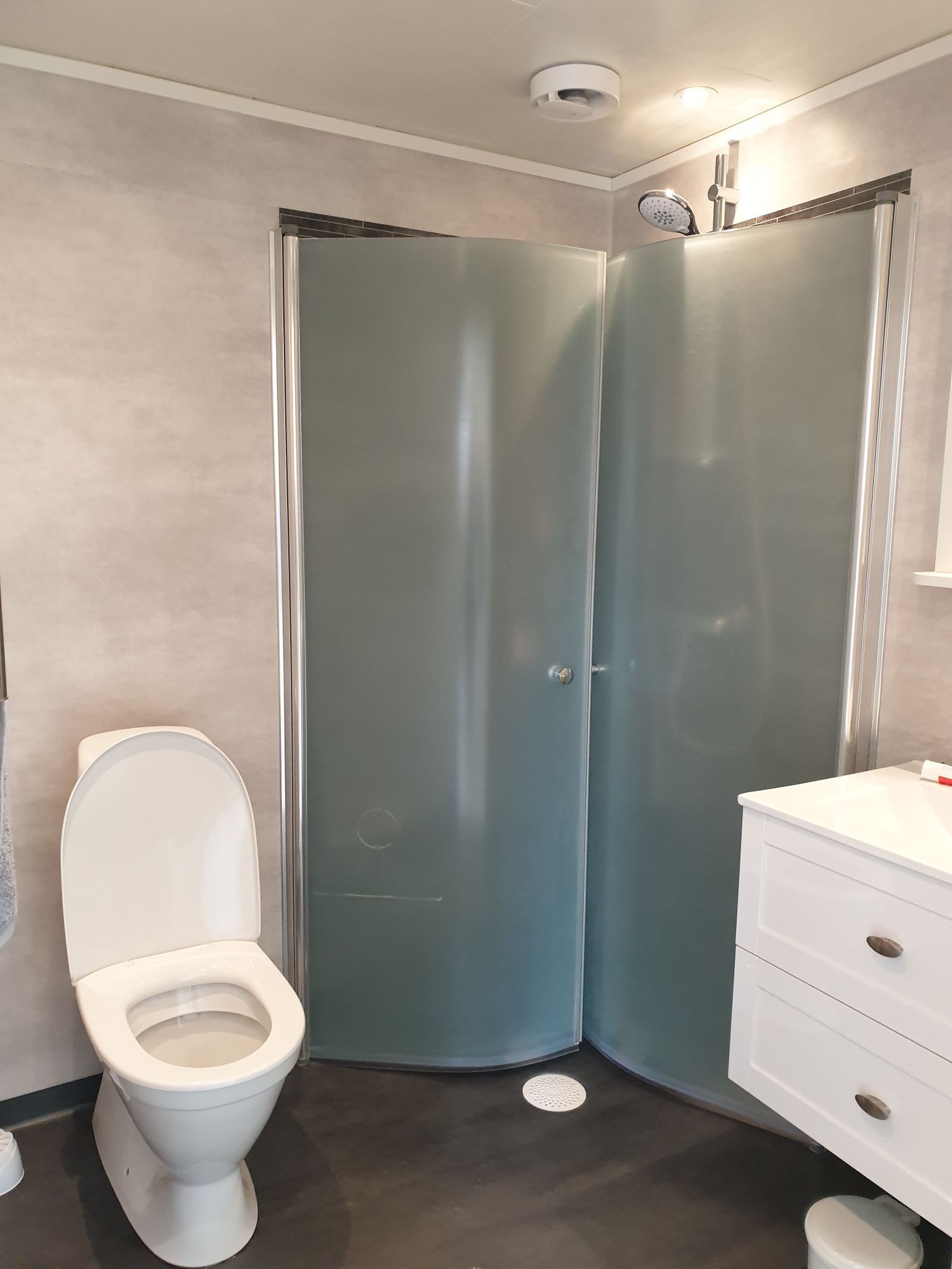 Unikt läge, charmigt renoverat hus – bild 21 av 24