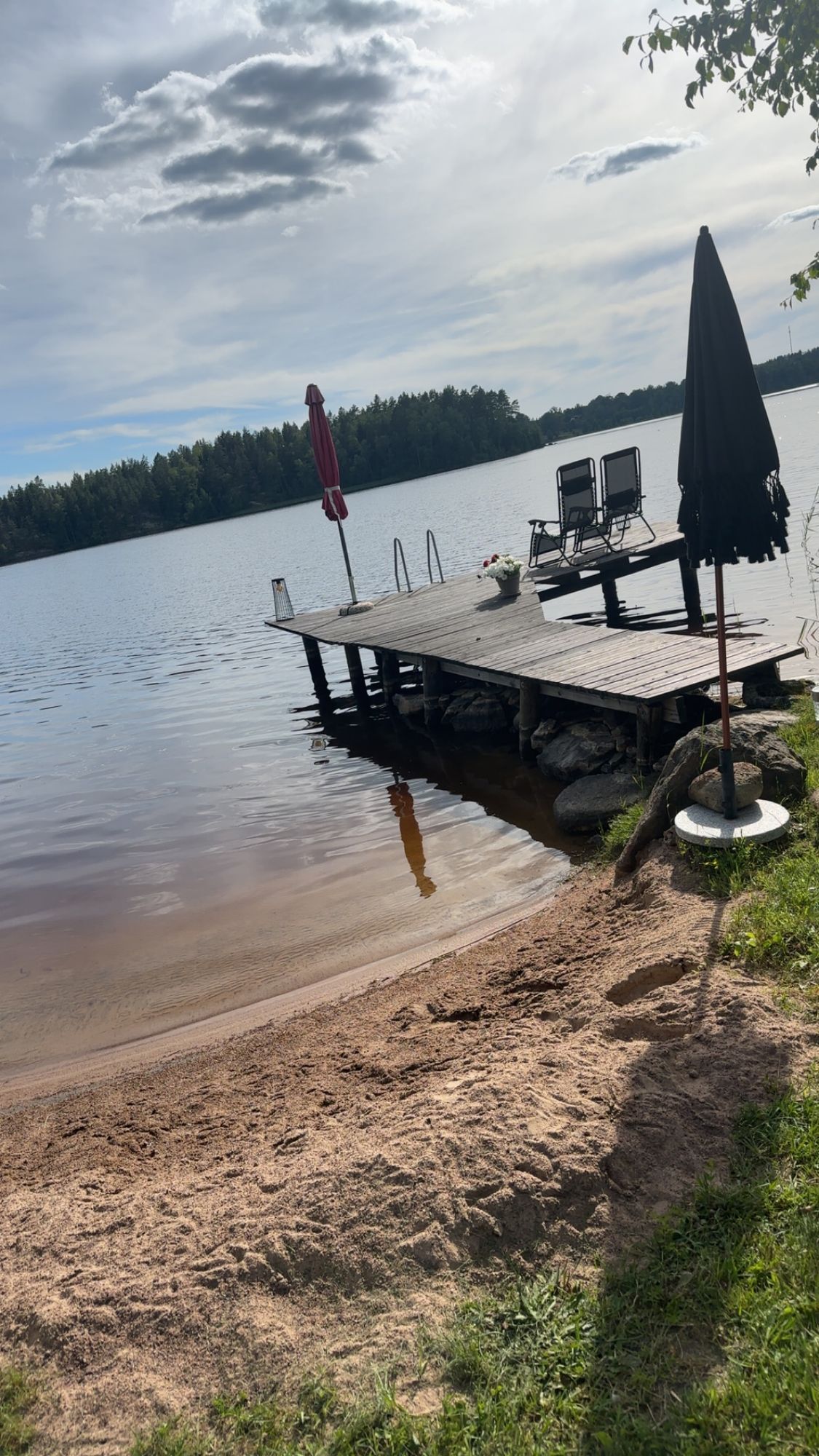 stuga vid sjö på landet – bild 7 av 8