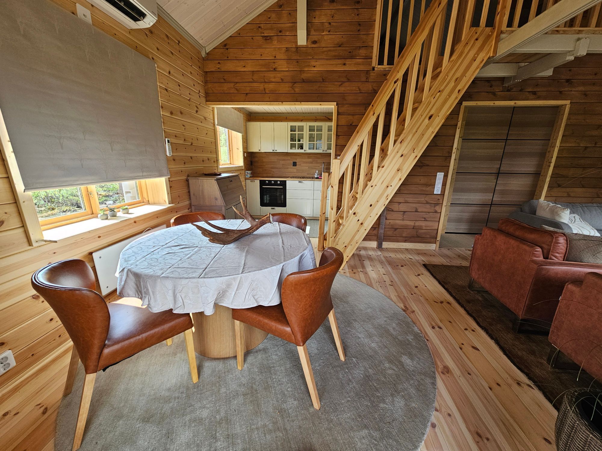 Jukta Lodge. Nybyggd timrat stuga i Juktådalen – bild 3 av 20