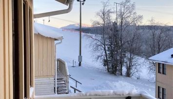 Mysig lägenhet mitt i backen, ski in/out