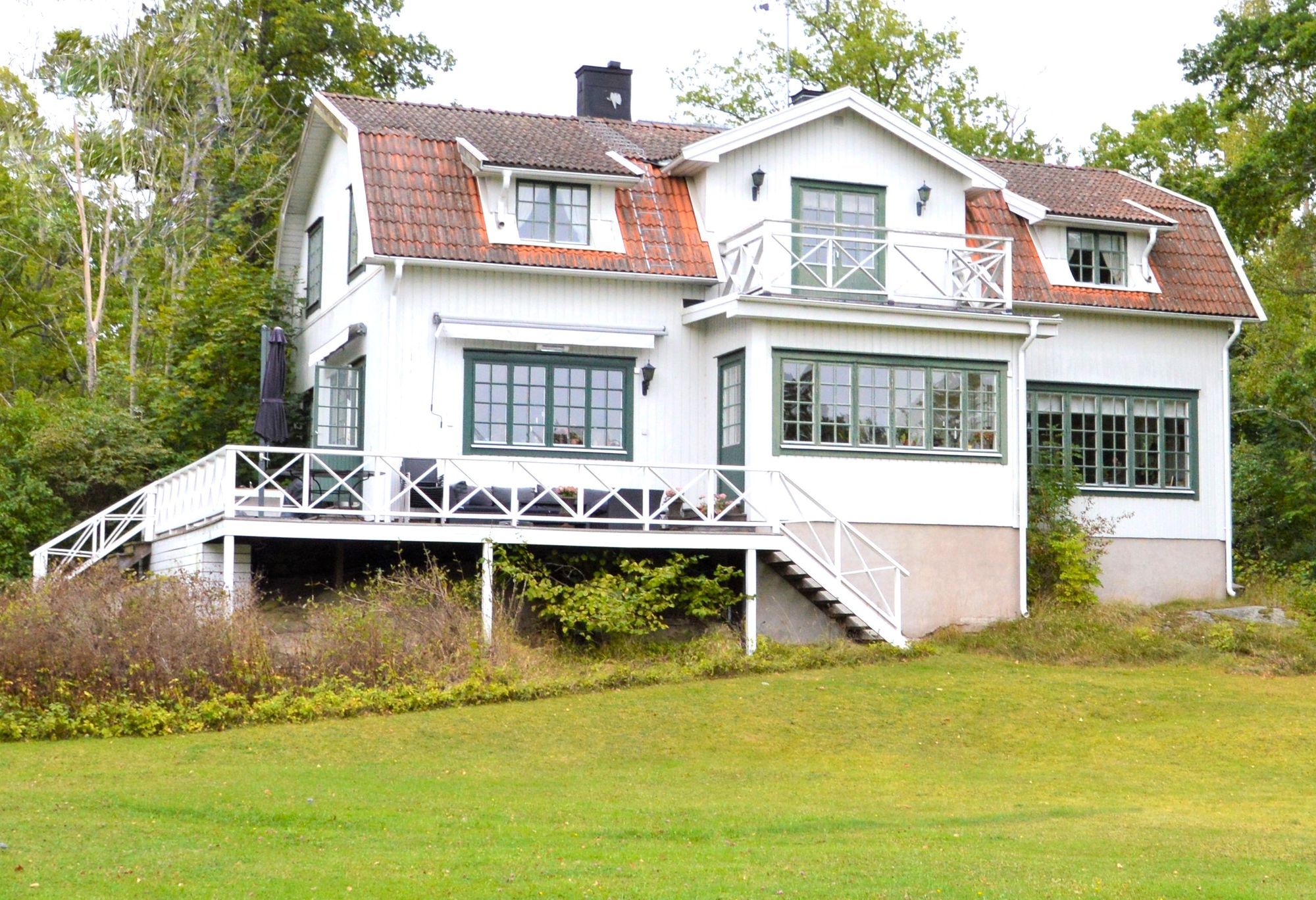 Tynningö Marsviken. Sjöställe med privat brygga – bild 4 av 24