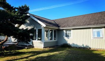 Strandnära hus / House near the beach in Frösakull