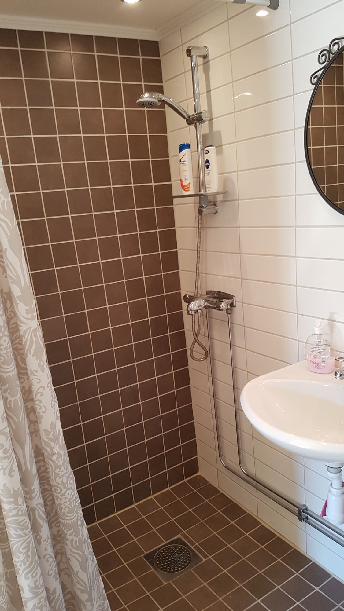 Charmig sommarstuga med härligt barnvänlig tomt – bild 5 av 21