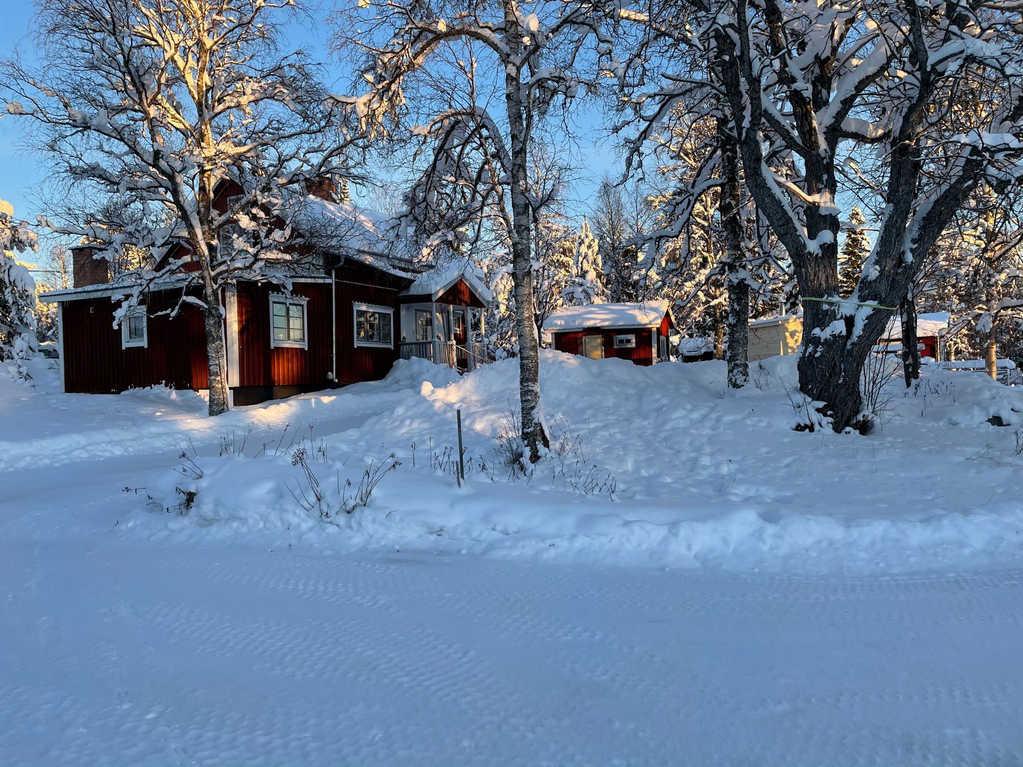 Stuga vid sjö/fjäll/båt