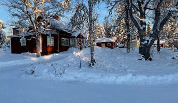 Stuga vid sjö/fjäll/båt