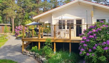 Charmig sommarstuga med härligt barnvänlig tomt