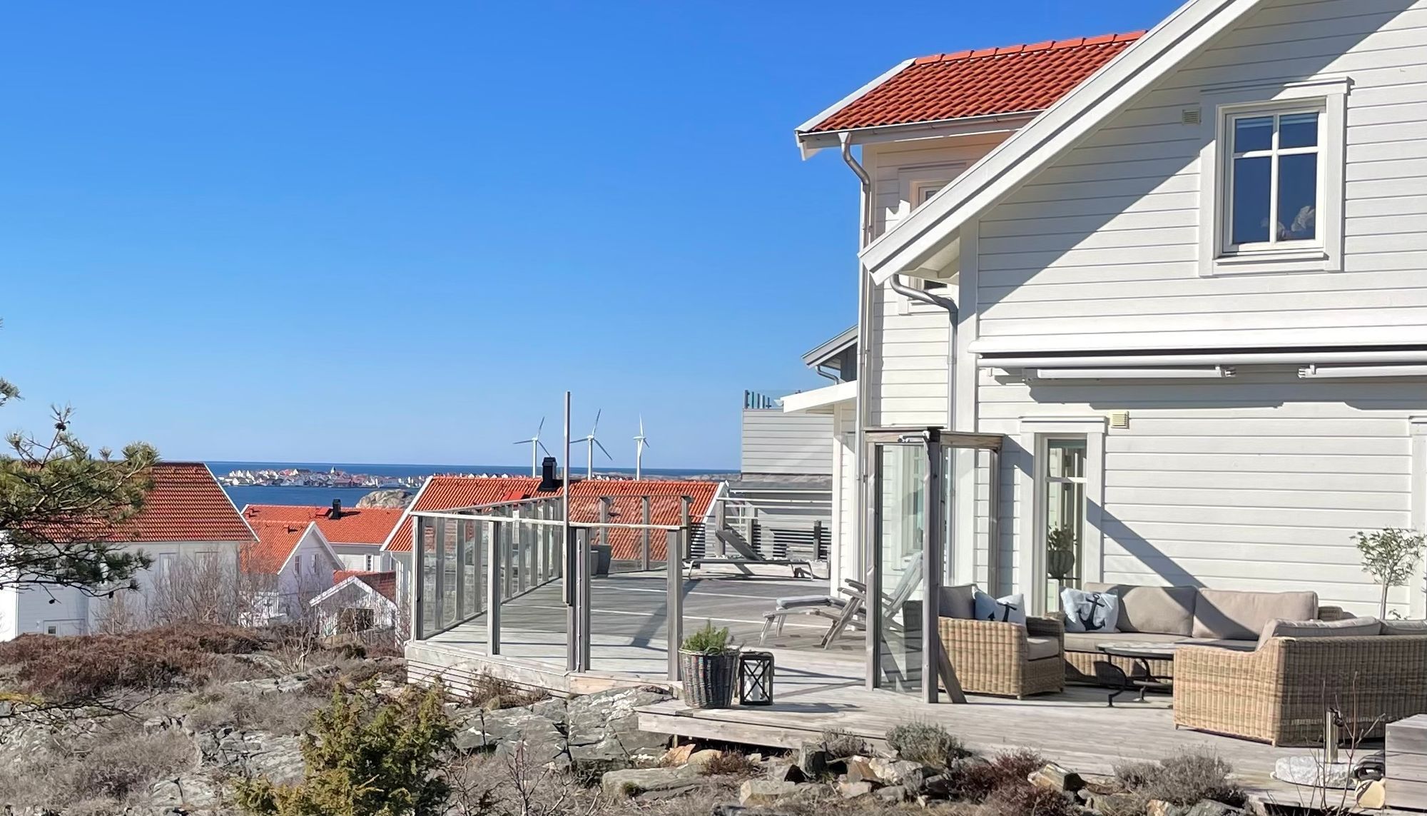 Hus med havsutsikt  härlig bastu/relax – bild 2 av 24