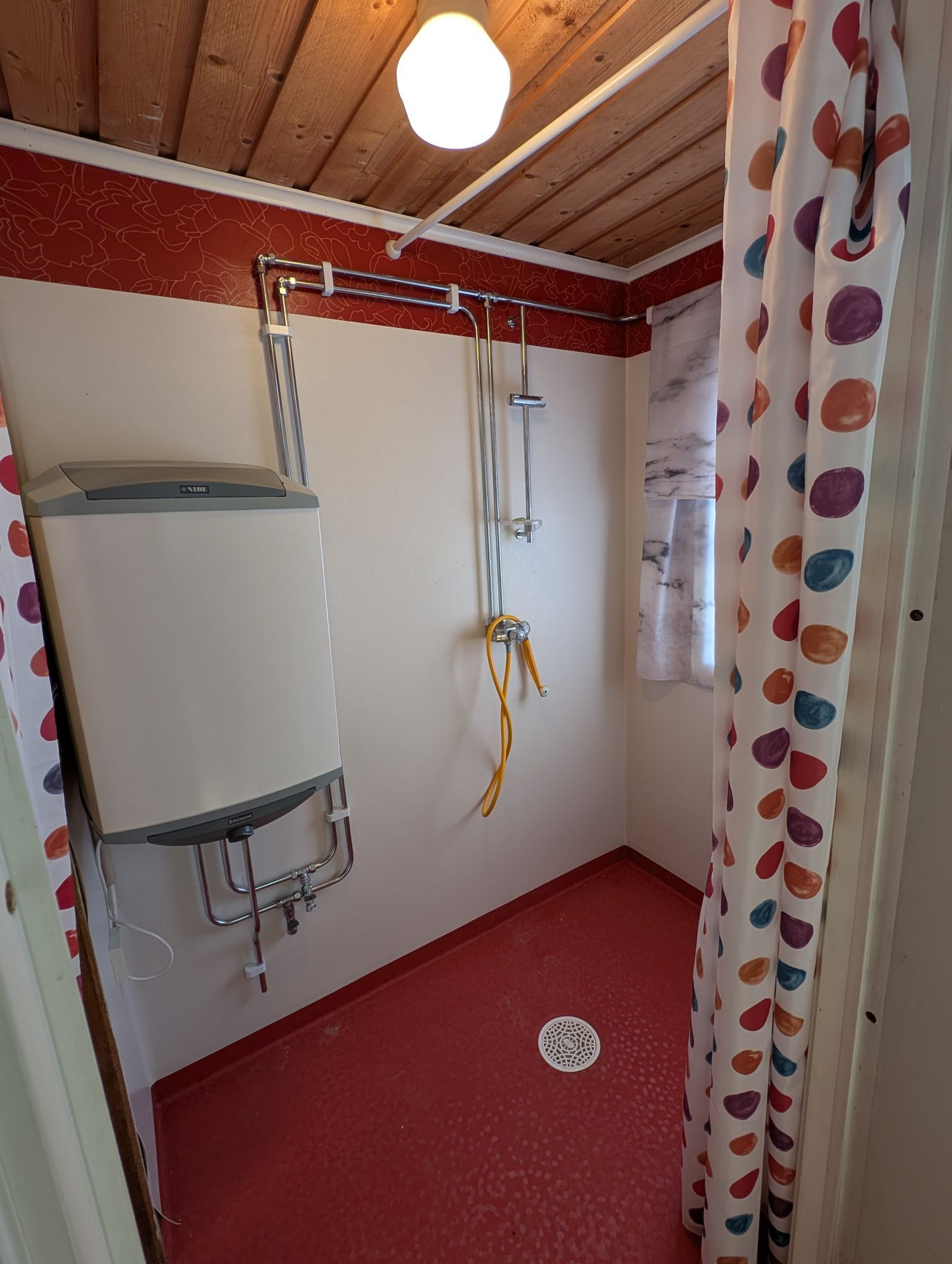 Mysig sjönära stuga med gäststuga, vid vägs ände – bild 23 av 24