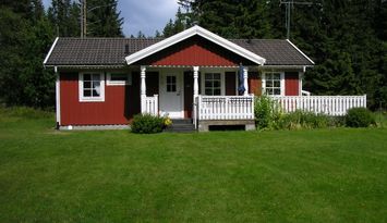 Röd stuga på landet