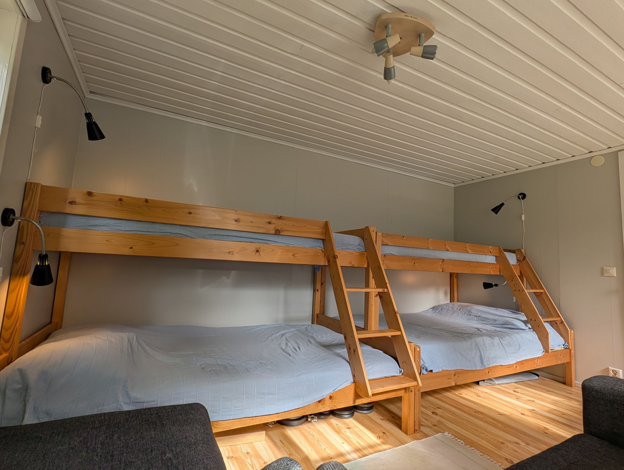 Mysig sjönära stuga med gäststuga, vid vägs ände – bild 21 av 24