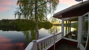 Haus am Strand des Ångermanälvens (Fluss)