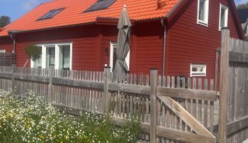 Modernt parhus på mysig villagata