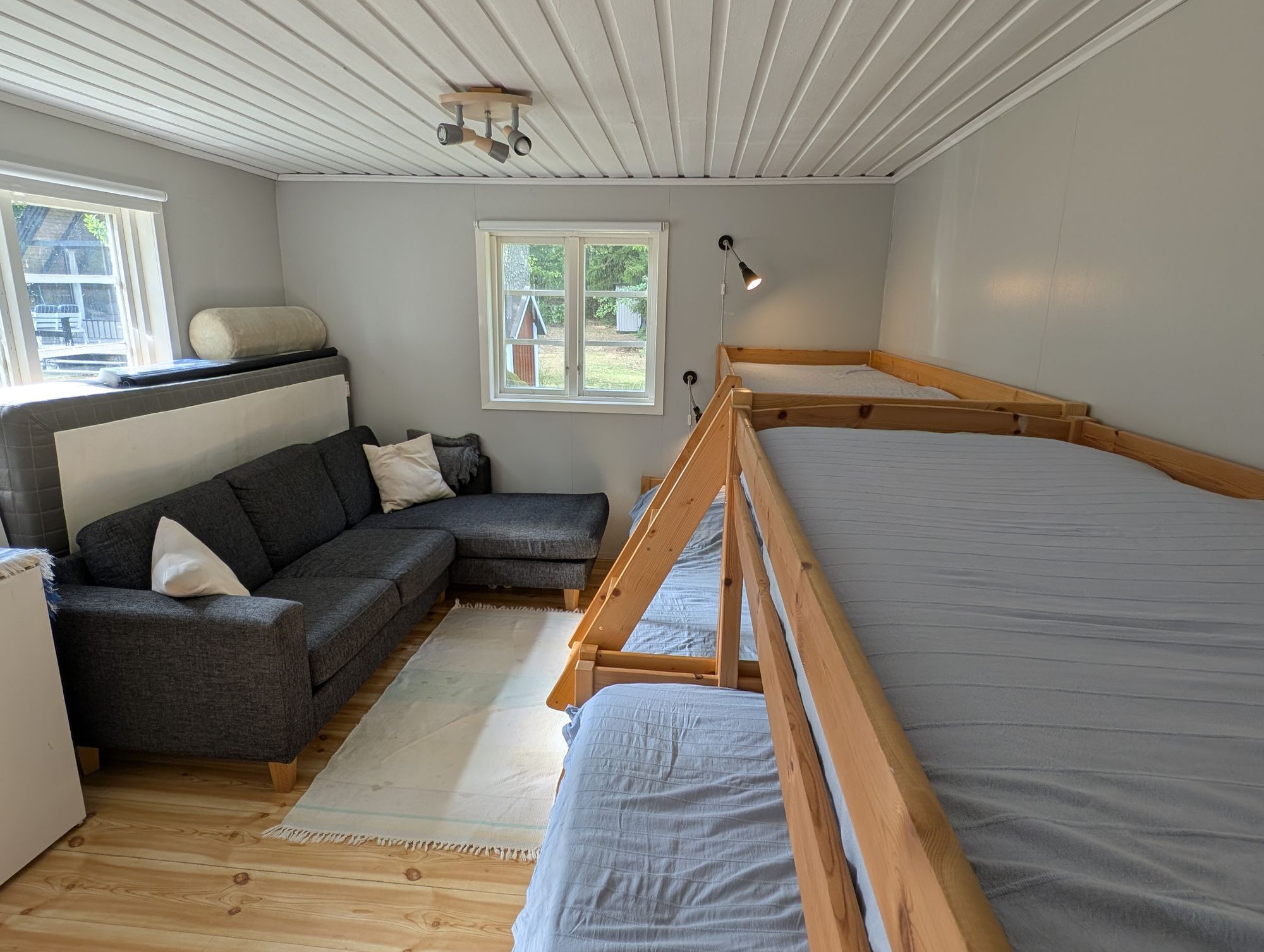Mysig sjönära stuga med gäststuga, vid vägs ände – bild 20 av 24