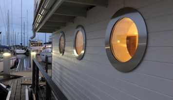 Husbåt mitt i Karlskrona