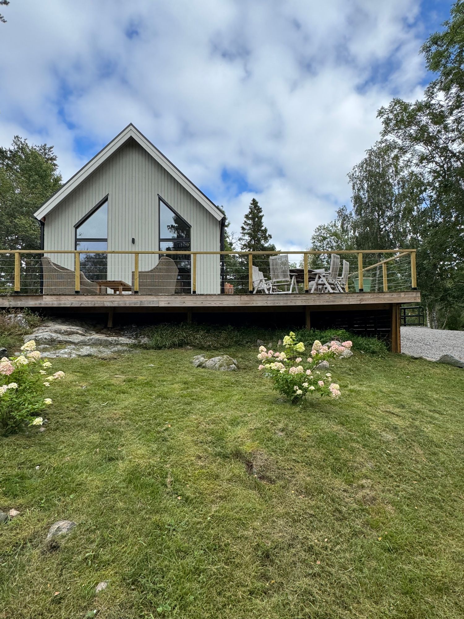 Nybyggd stuga, charmigt läget och nära till havet. – bild 3 av 18