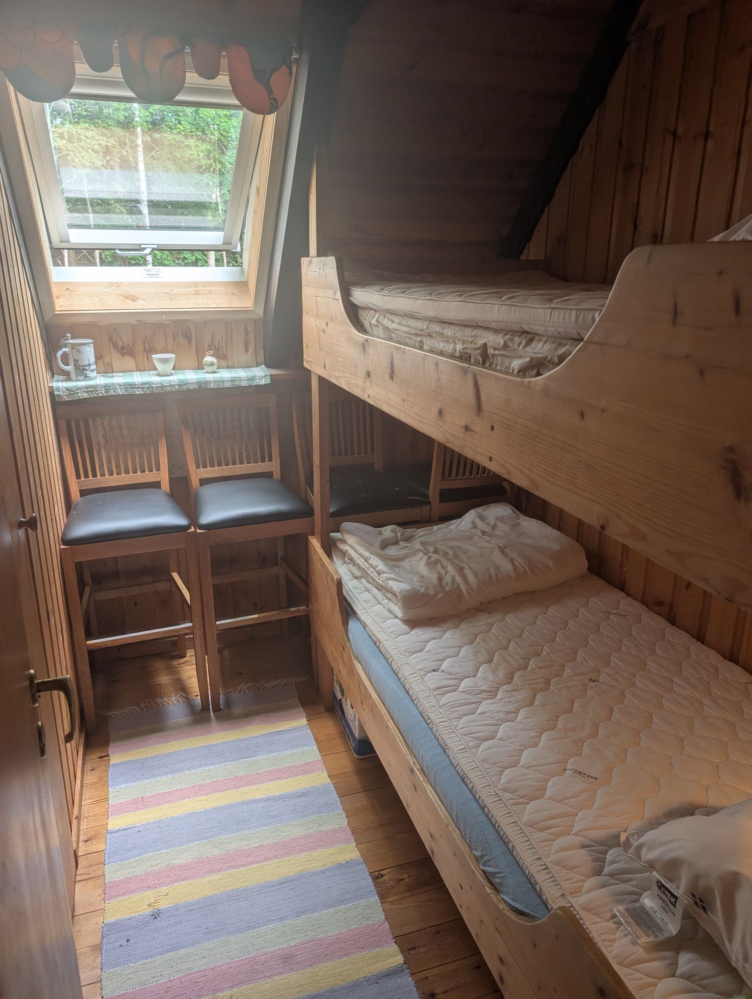 Mysig sjönära stuga med gäststuga, vid vägs ände – bild 16 av 24