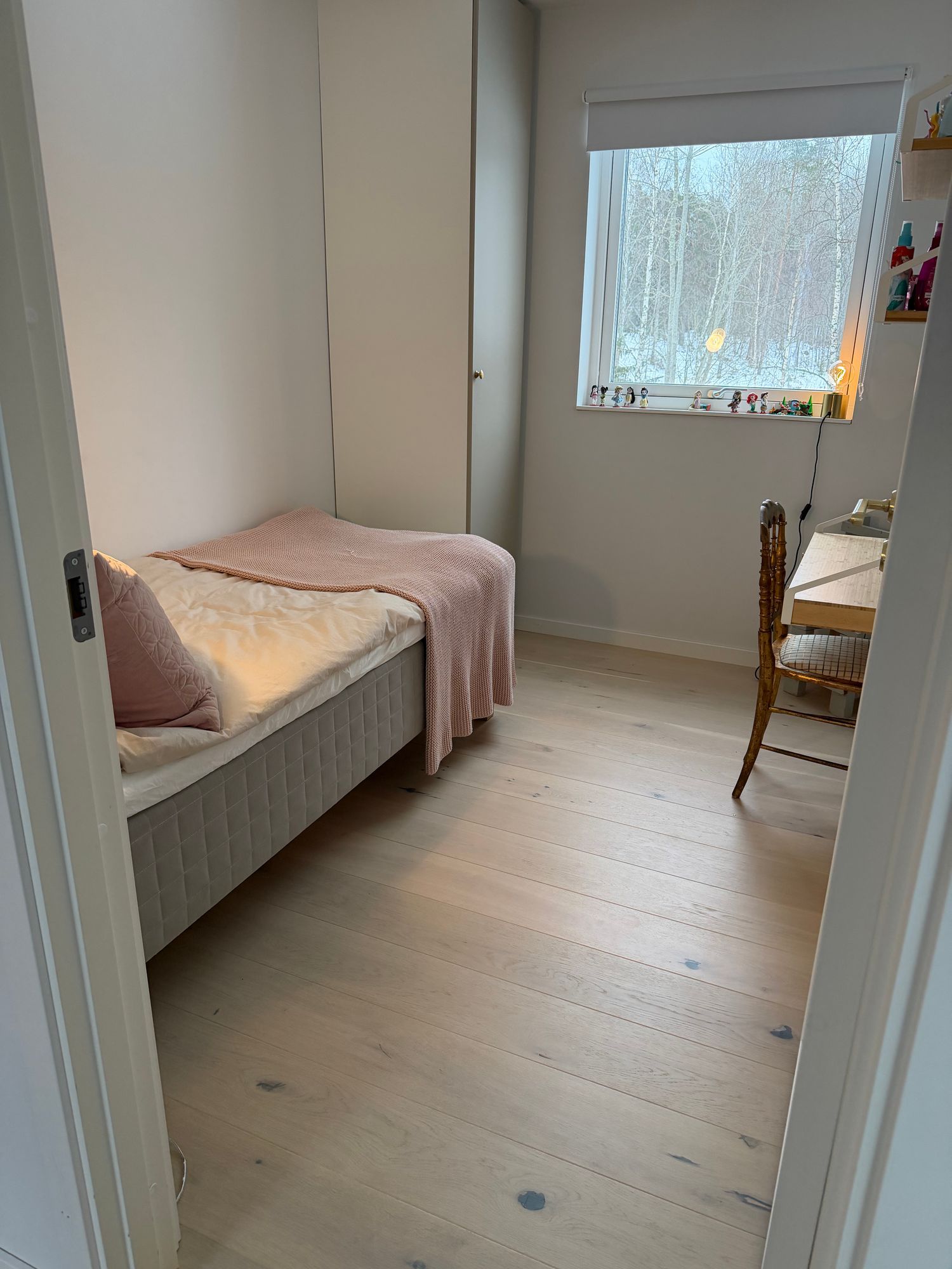 Nybyggd stuga, charmigt läget och nära till havet. – bild 14 av 18