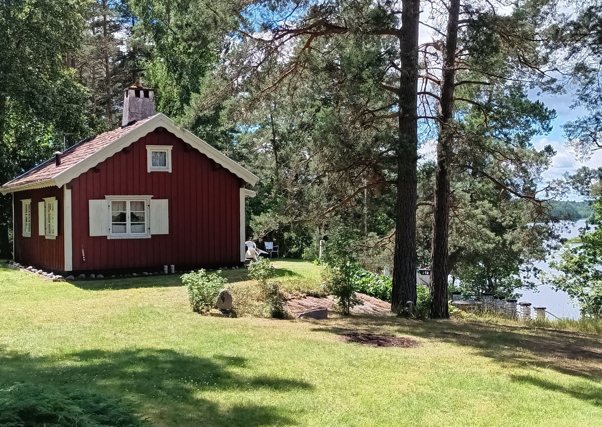 Enskilt belägen sommarstuga med egen strand