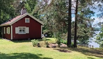 Enskilt belägen sommarstuga med egen strand