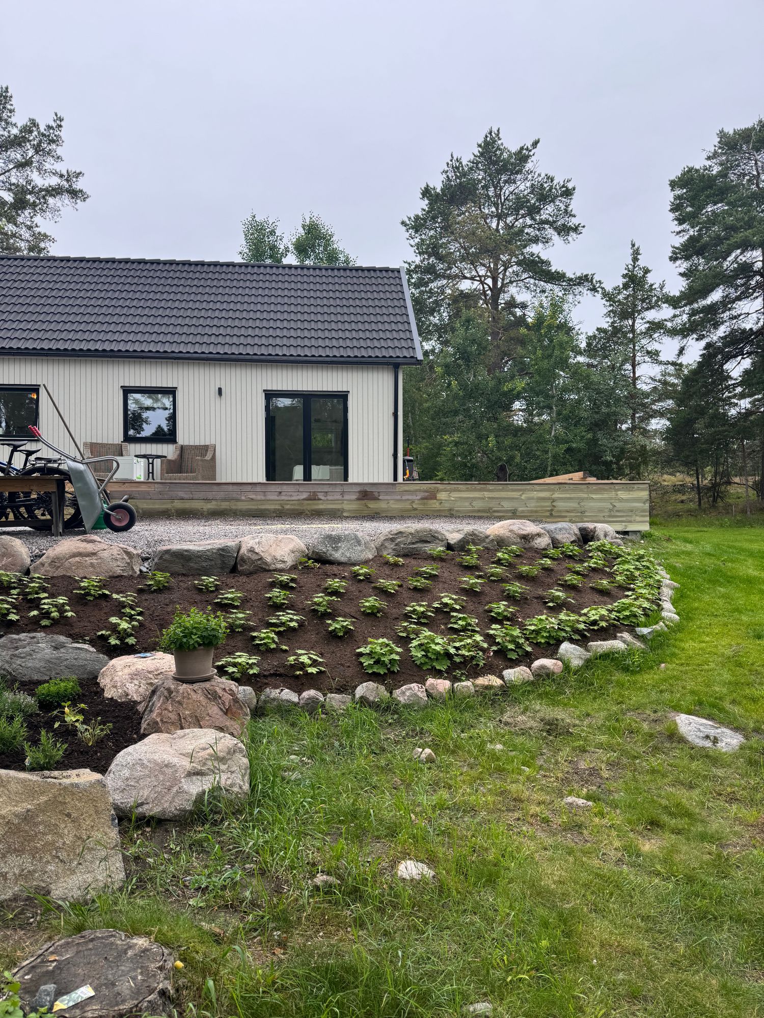 Nybyggd stuga, charmigt läget och nära till havet. – bild 2 av 18