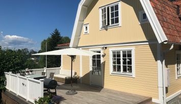 Sekelskiftshus med stor trädgård, nära havet