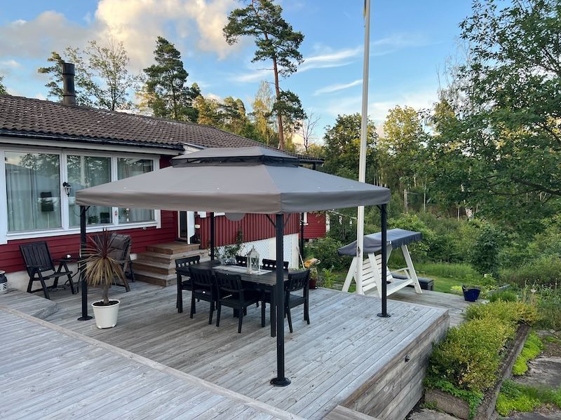 Mysig stuga med sjöutsikt, gästhus och stor altan – bild 6 av 24