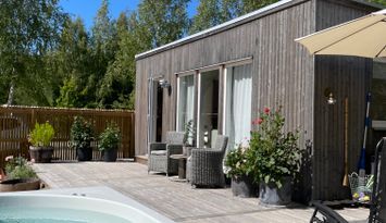 Nybyggd stuga med härlig stor uteplats