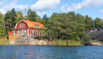 Nybyggt skärgårdshus, privat brygga och sandstrand