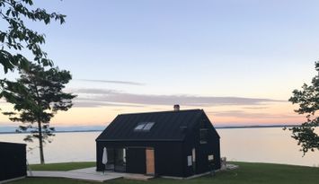 Stilrent hus på sjötomt med oslagbar utsikt