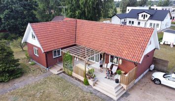 Hus i Hemmeslöv med stor trädgård