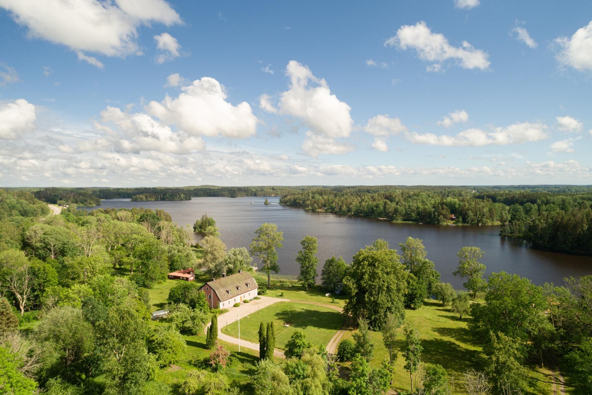Hus i Sörmland vid sjö med egen brygga och bastu – bild 2 av 24