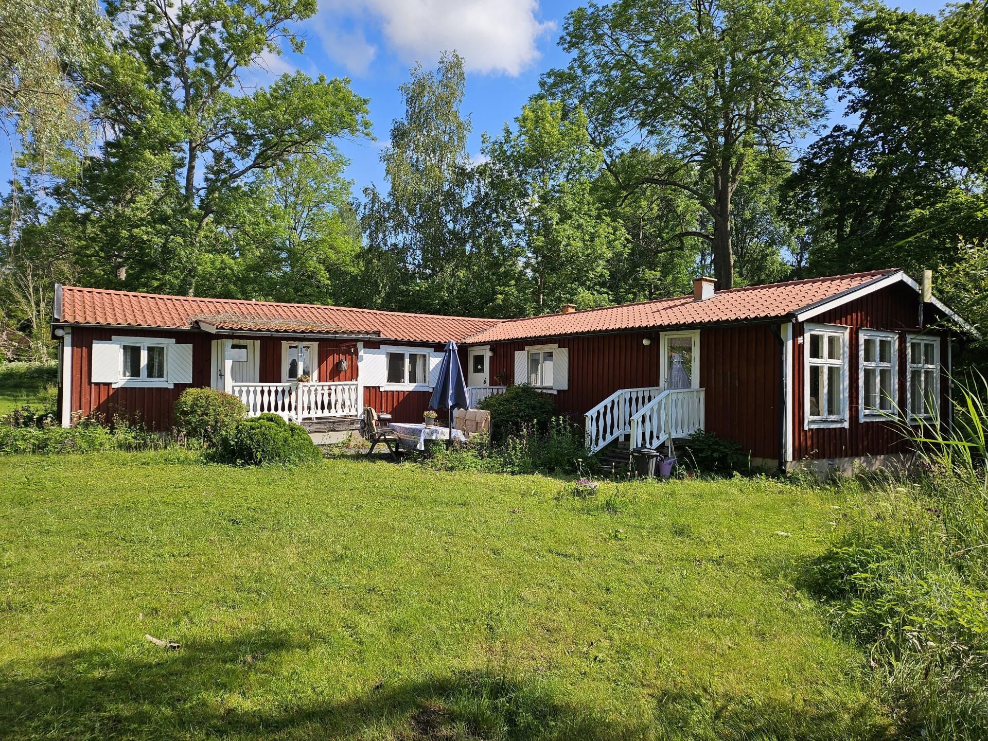 Hus i Sörmland vid sjö med egen brygga och bastu – bild 3 av 24