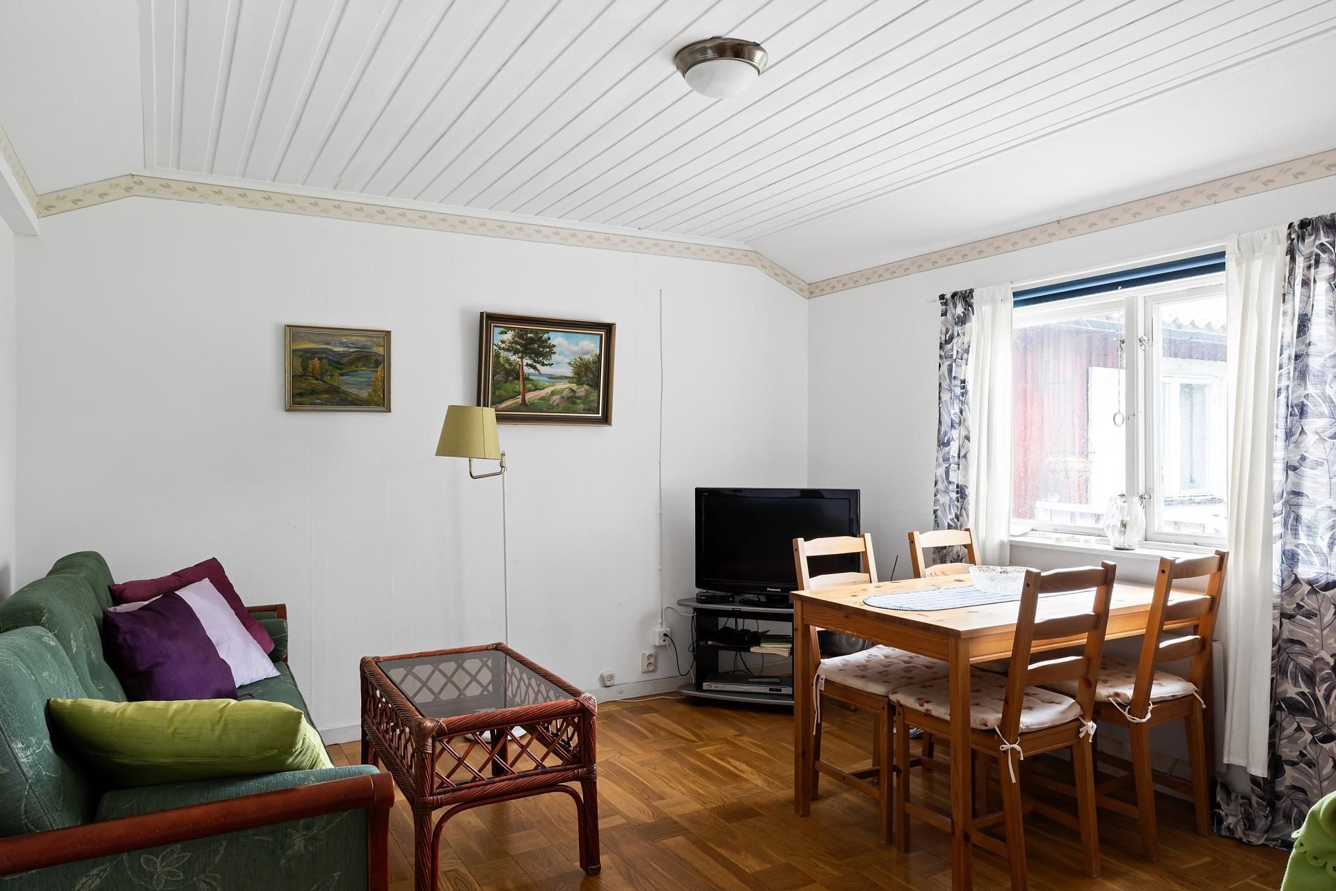 Hus i Sörmland vid sjö med egen brygga och bastu – bild 21 av 24