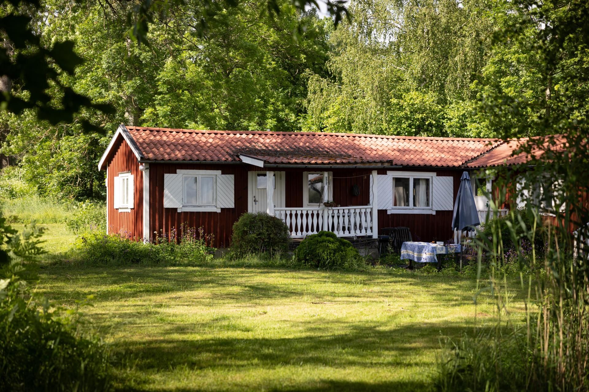 Hus i Sörmland vid sjö med egen brygga och bastu – bild 10 av 24