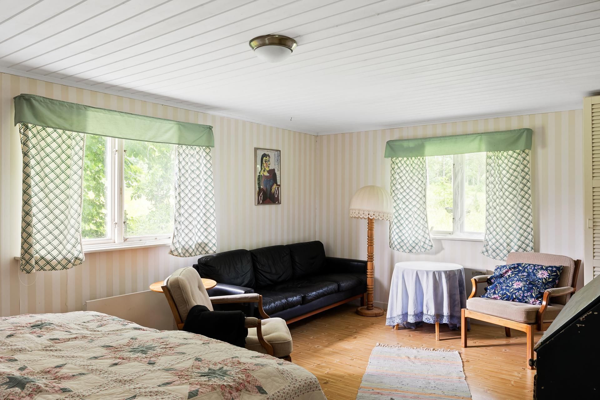 Hus i Sörmland vid sjö med egen brygga och bastu – bild 23 av 24