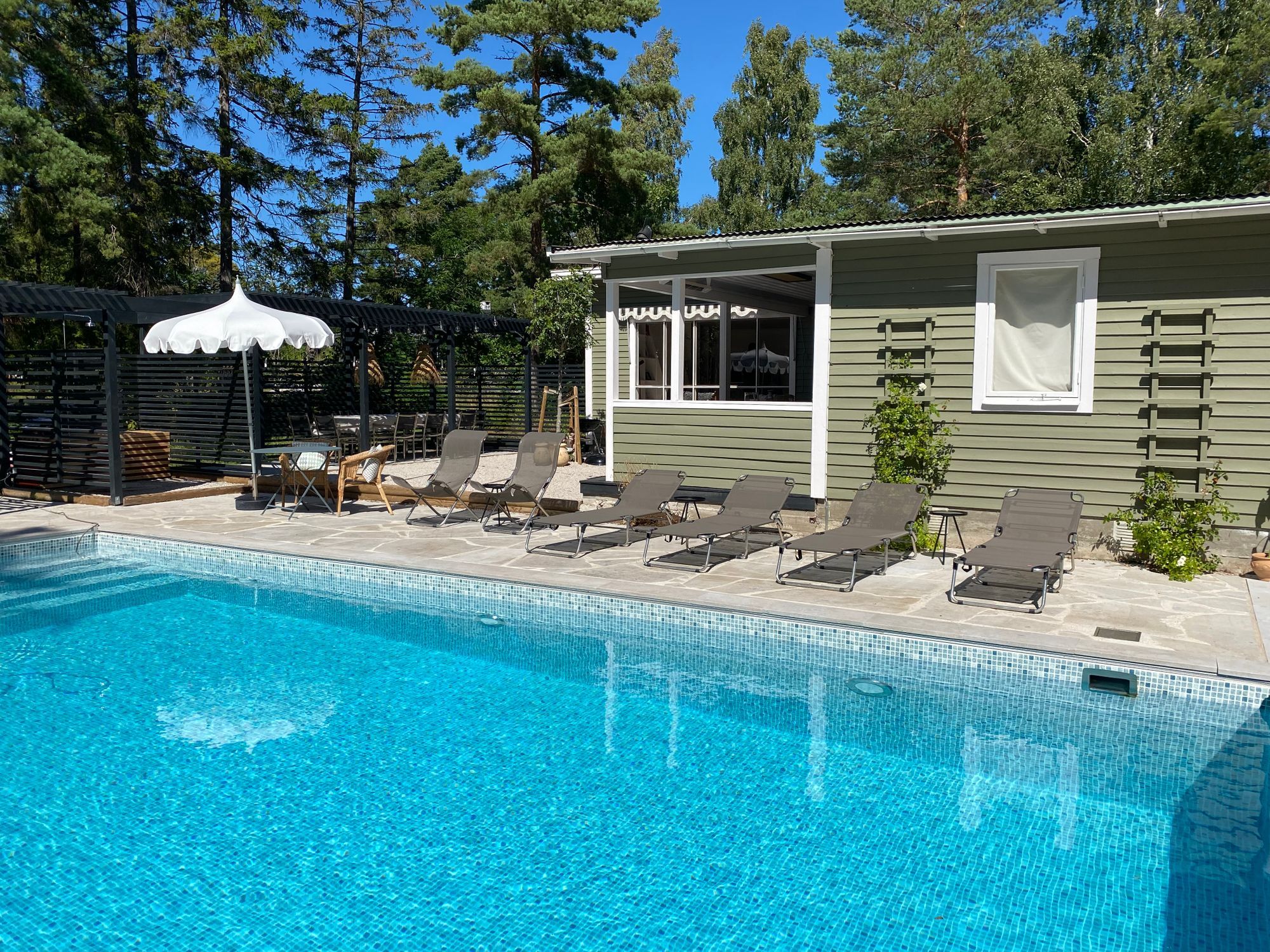 En oas med egen pool och närhet till hav