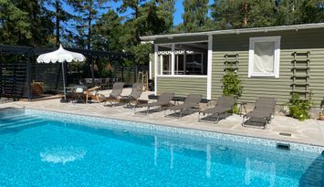 En oas med egen pool och närhet till hav