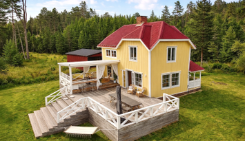 Rymligt hus på Ulvön med stor tomt och altan