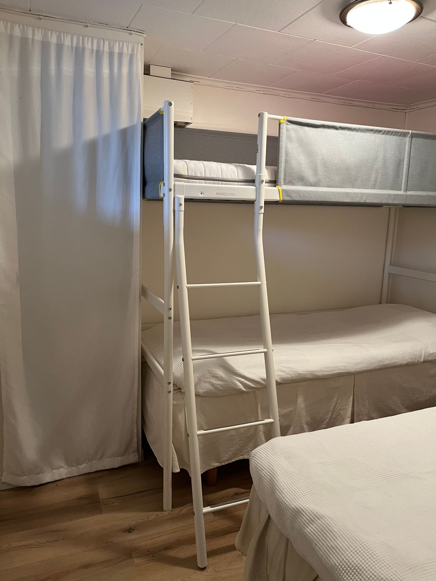 Idyllisk liten stuga vid sjön Våtsjön – bild 12 av 24