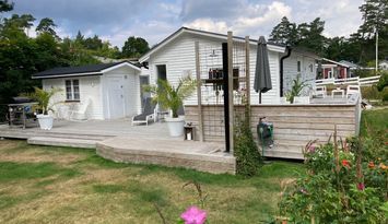Strandnära mysig stuga med generösa utvändiga ytor