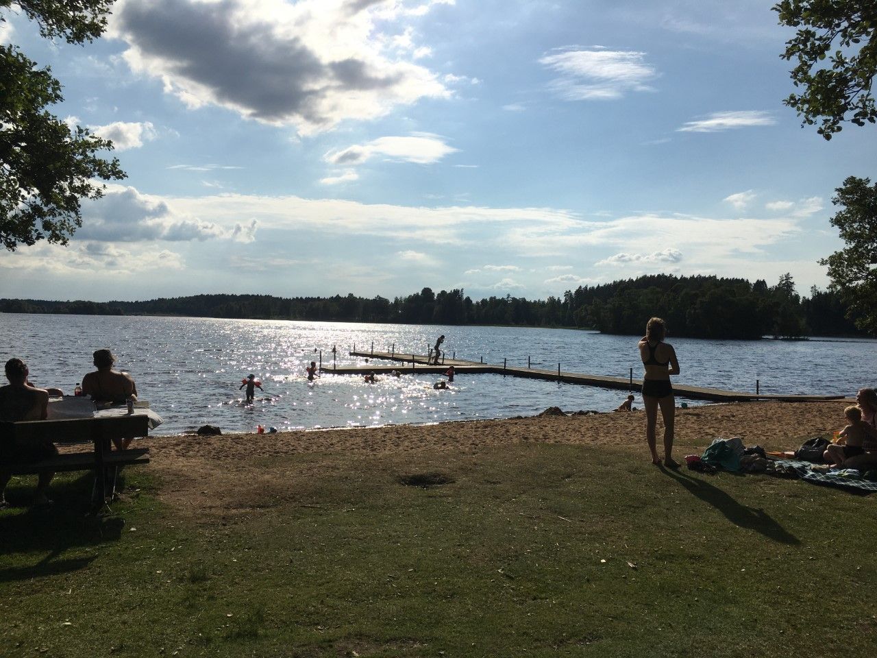 Mysigt soldattorp vid bad och fiskesjö – bild 15 av 15