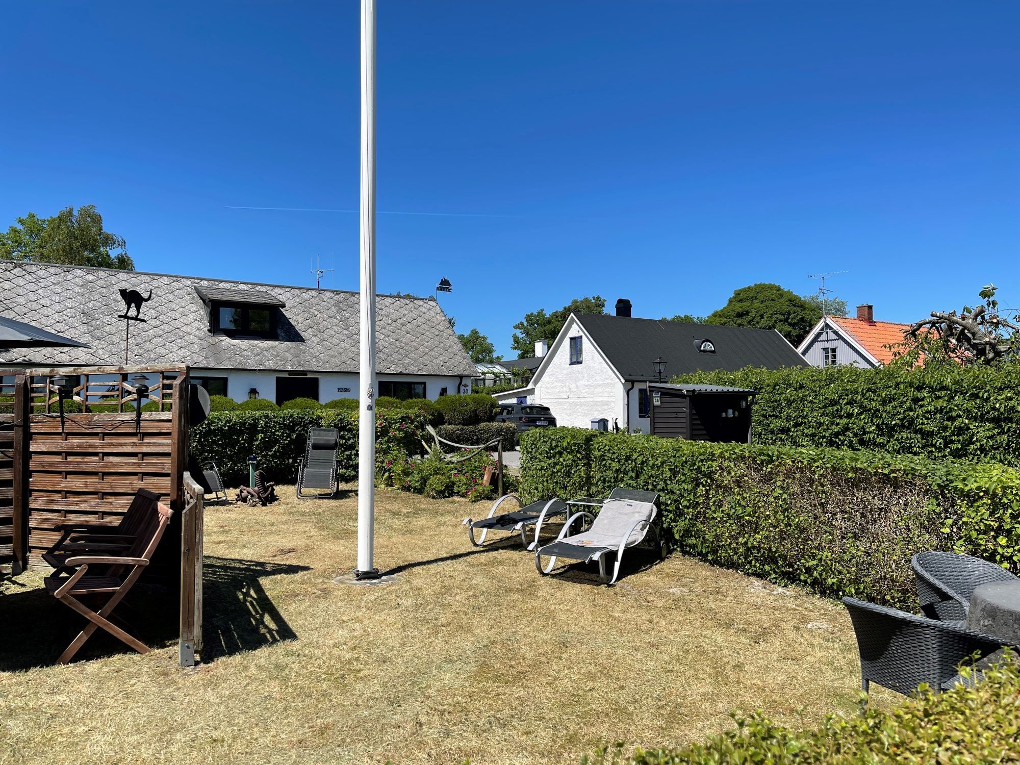 Hus i Beddingestrand med tomt ända ner till havet – bild 16 av 20