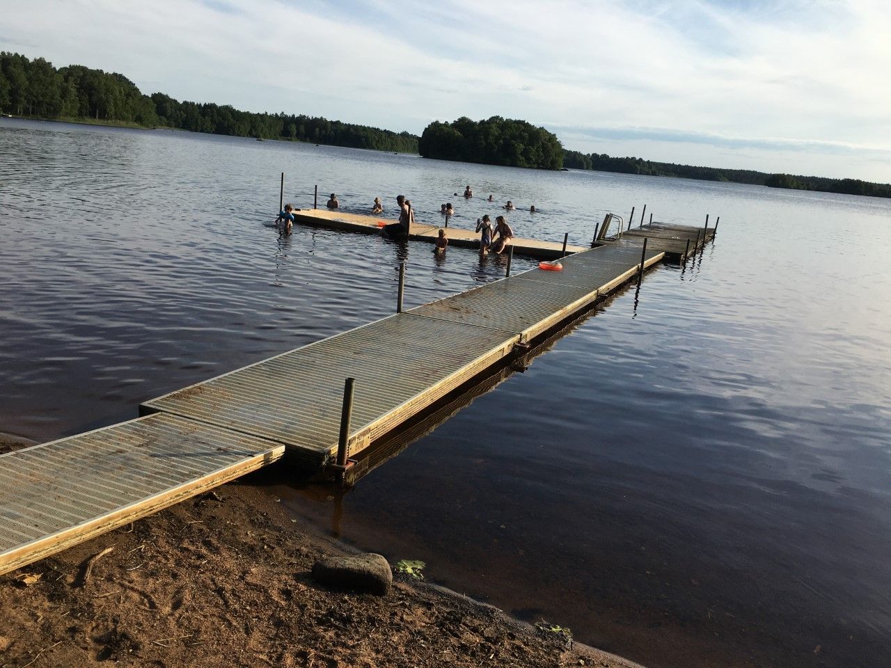 Mysigt soldattorp vid bad och fiskesjö – bild 14 av 15