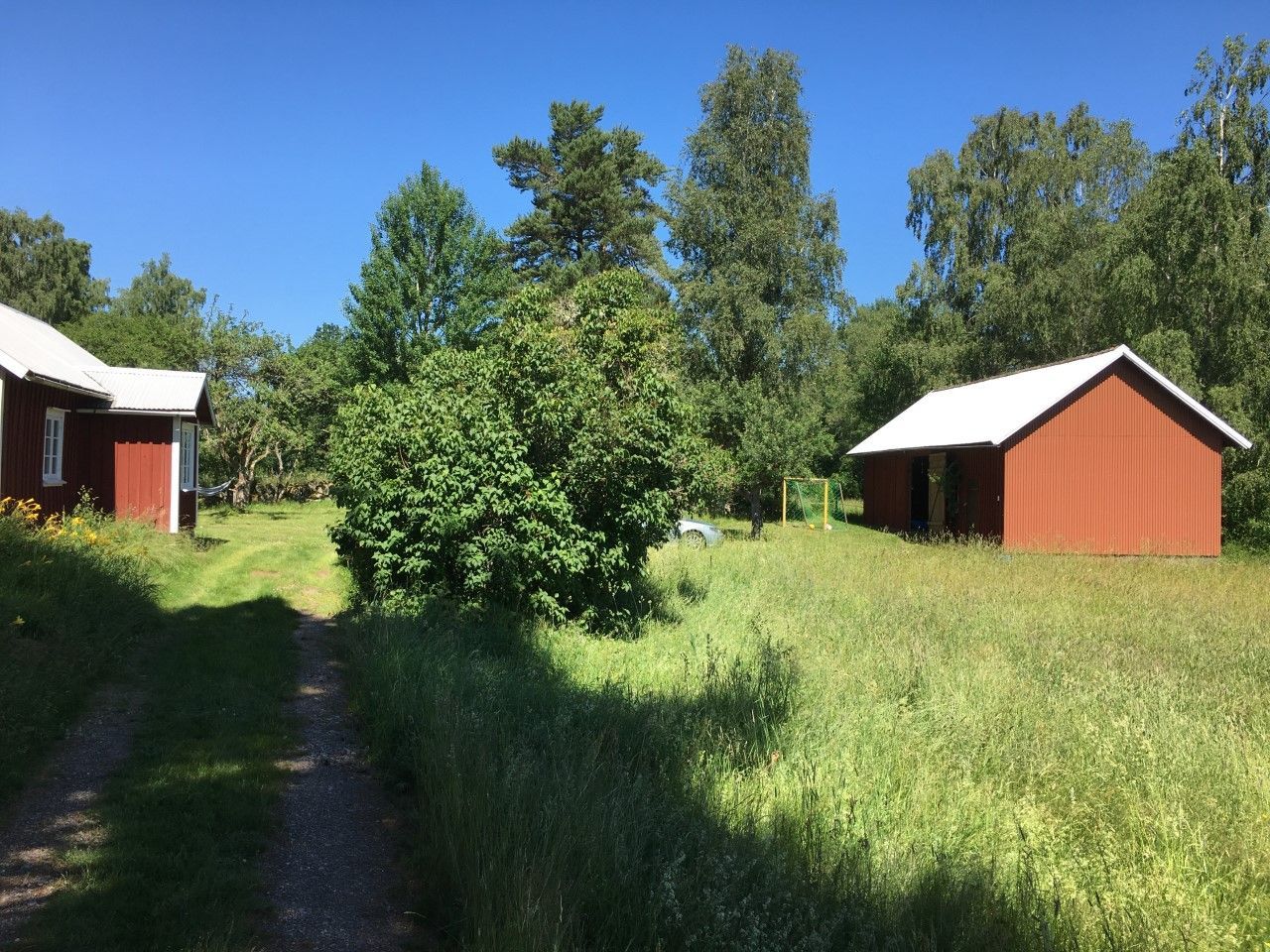 Mysigt soldattorp vid bad och fiskesjö – bild 4 av 15