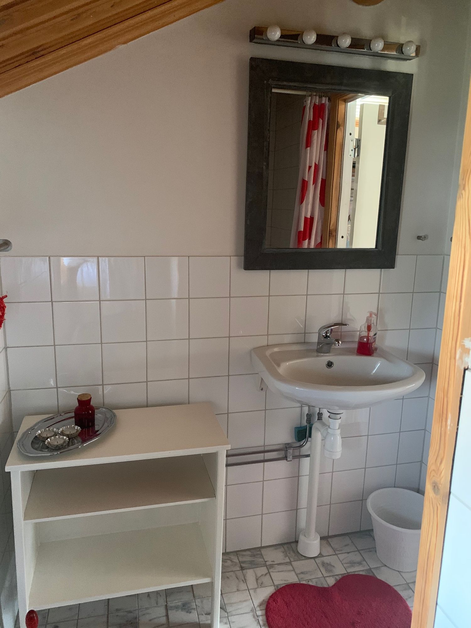 Charmig stuga på dalagård nära Romme Alpin – bild 10 av 16