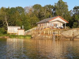 Holidayhouse with Panoramic lakeview at Vänern