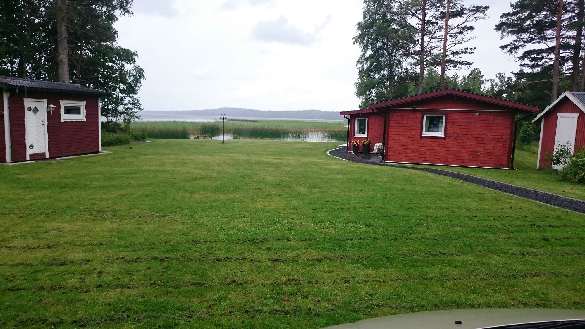 Mysig sommarstuga med sjötomt – bild 2 av 24