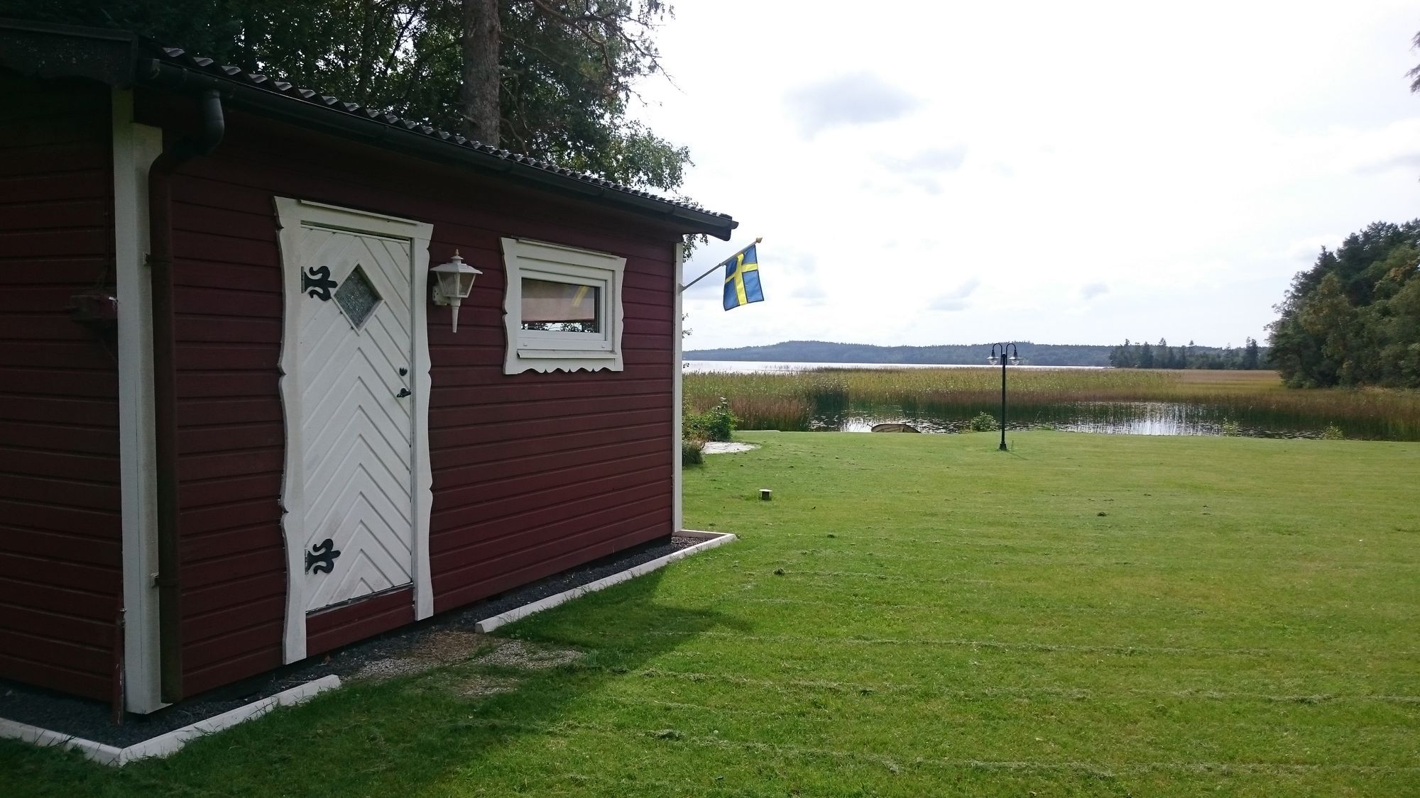 Mysig sommarstuga med sjötomt – bild 22 av 24
