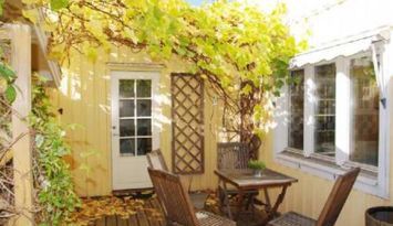 Haghulta Värmdö. Sjöglimt och sandstrand intill